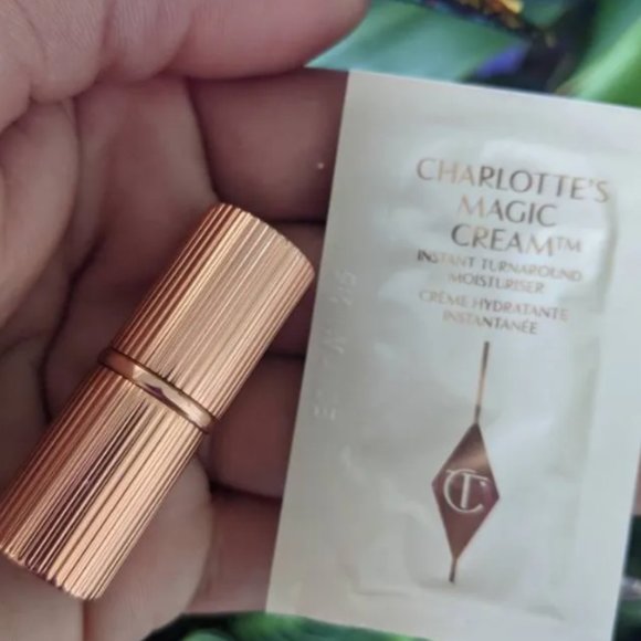 ✨ Free with purchase✨Charlotte Tilbury Pillow Talk Lipstick & Moisturizer Sample - Picture 2 of 5